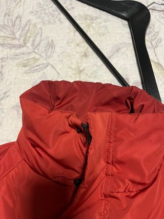 Chaquetón de plumas rojo