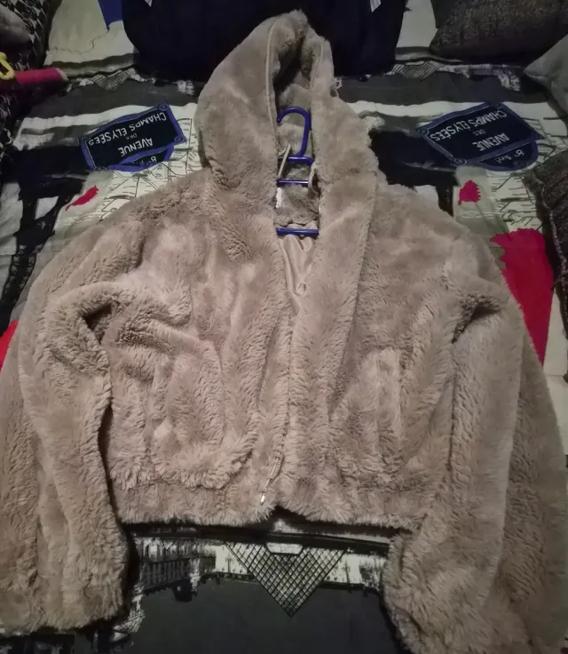 Chaqueta corta pelo peluche beige