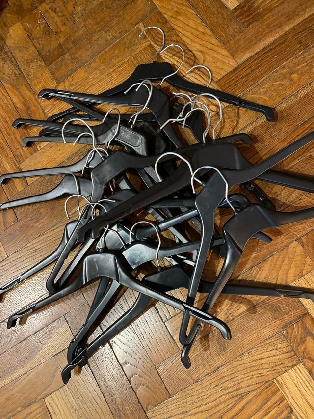 21 Perchas Negras de Plástico