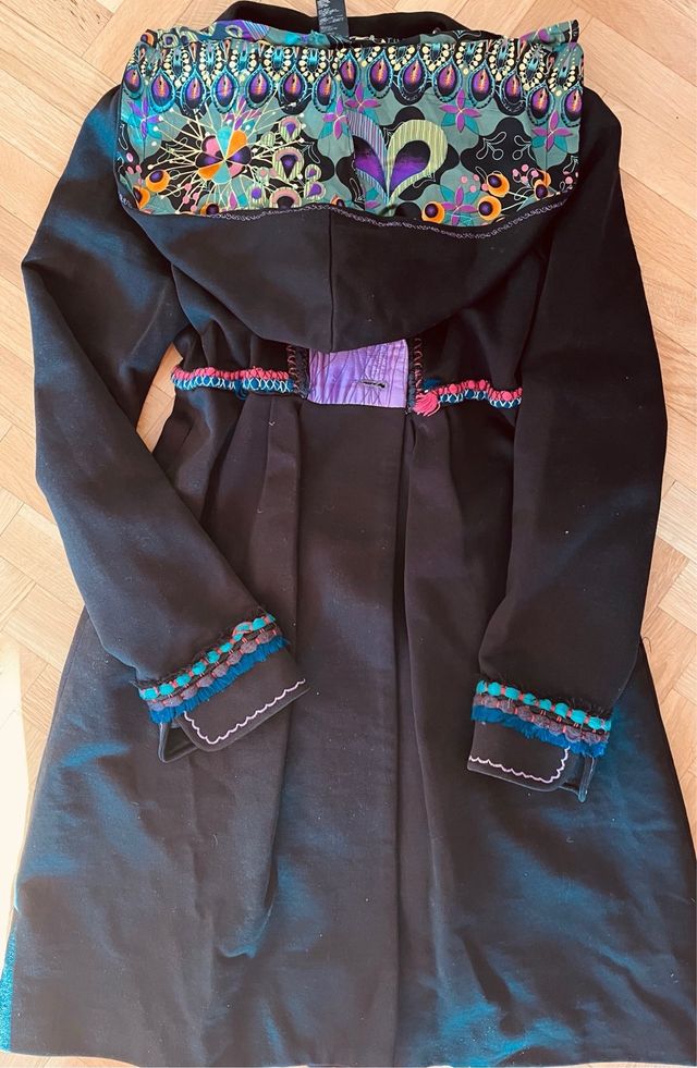 Abrigo diseño CUSTO BARCELONA Lana y Seda. Negro