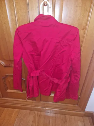 Chaqueta corta gabardina roja
