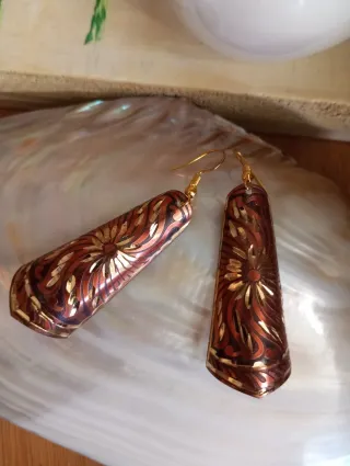 Pendientes largos dorados y marrones
