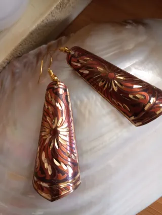 Pendientes largos dorados y marrones
