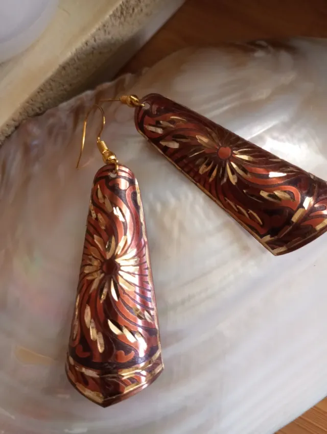 Pendientes largos dorados y marrones