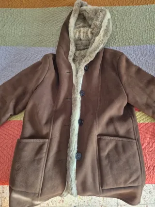 Abrigo de piel marrón con capucha