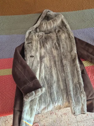 Abrigo de piel marrón con capucha