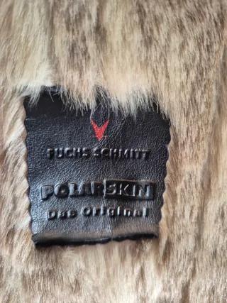 Abrigo de piel marrón con capucha