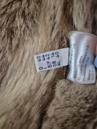 Abrigo de piel marrón con capucha