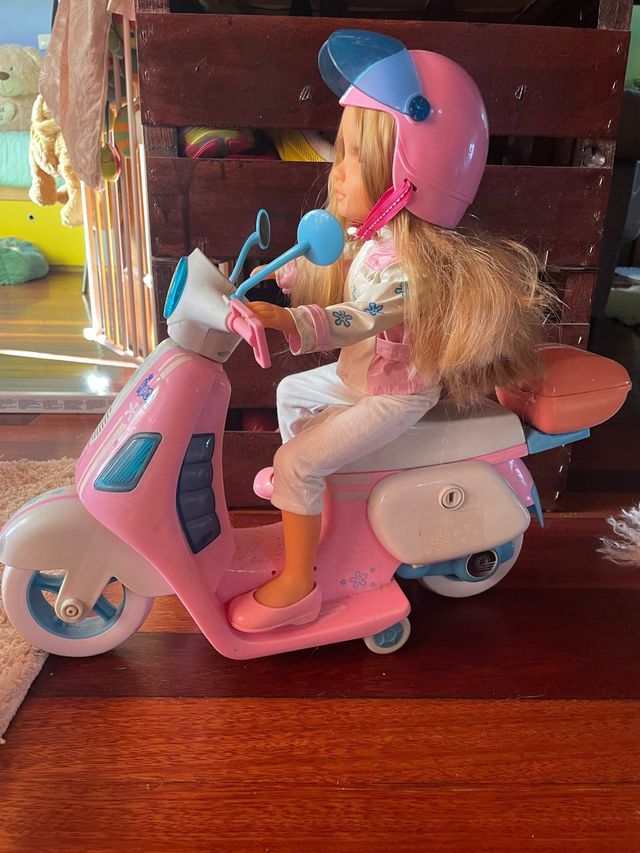 Nancy Motociclista con Moto Rosa