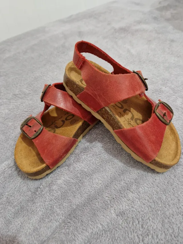 Sandalias rojas niña