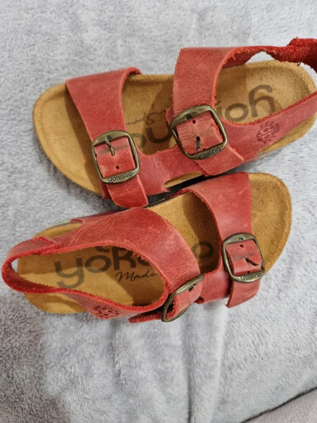 Sandalias rojas niña