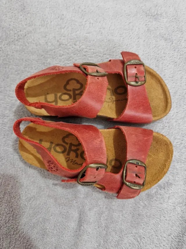 Sandalias rojas niña