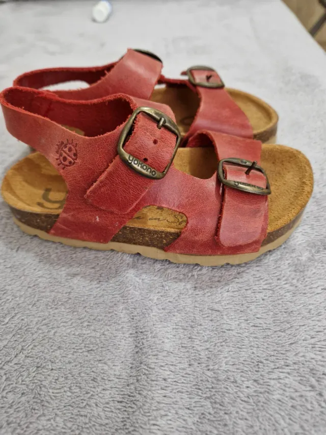 Sandalias rojas niña