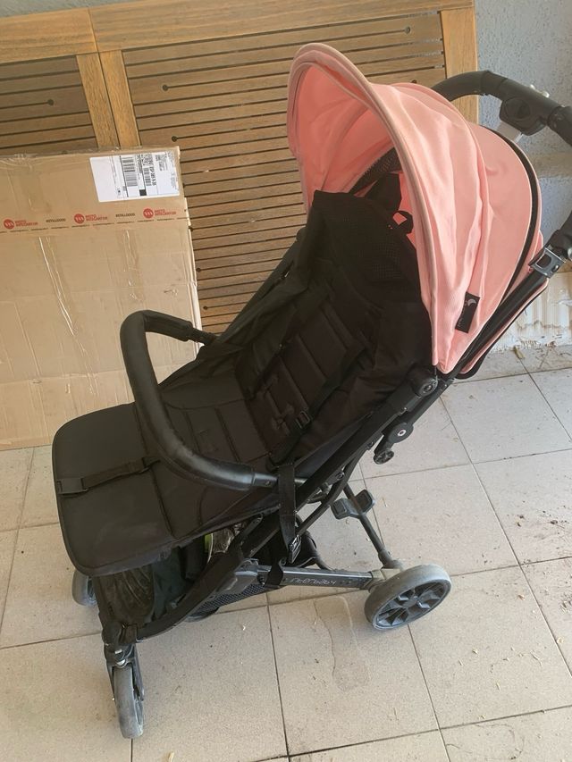 Carro de bebé rosa y negro