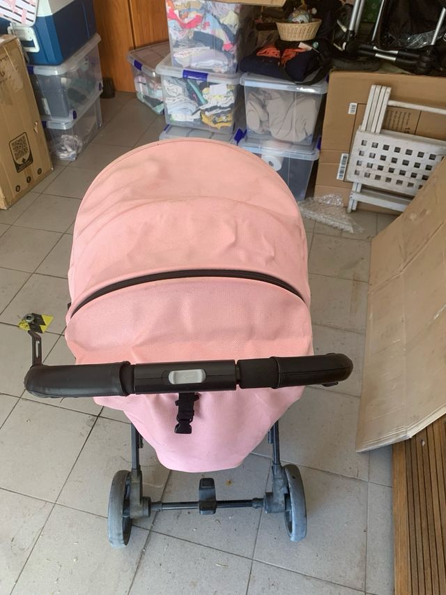 Carro de bebé rosa y negro