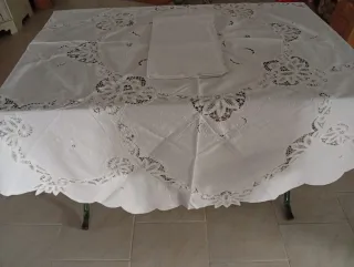 Tovaglia 8 posti con 8 tovaglioli ricamati