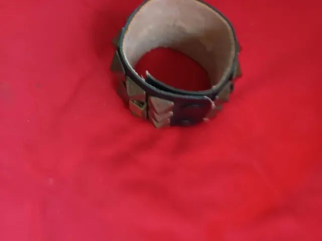 Braccialetto con borchie oro e nero