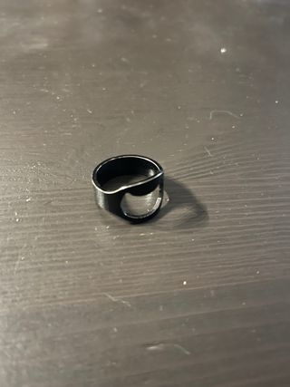 Anillo abrebotellas negros y plateados
