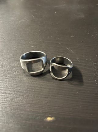 Anillo abrebotellas negros y plateados