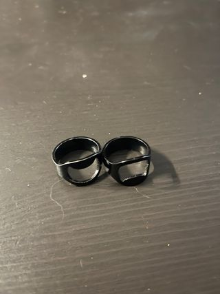 Anillo abrebotellas negros y plateados