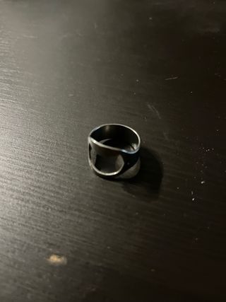 Anillo abrebotellas negros y plateados