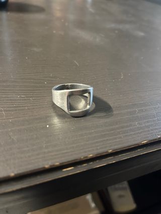 Anillo abrebotellas negros y plateados