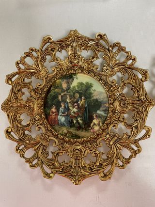 3 piatti decorativi dorati con scena