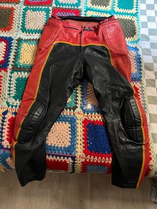 Pantalones Moteros Cuero Rojo y Negro