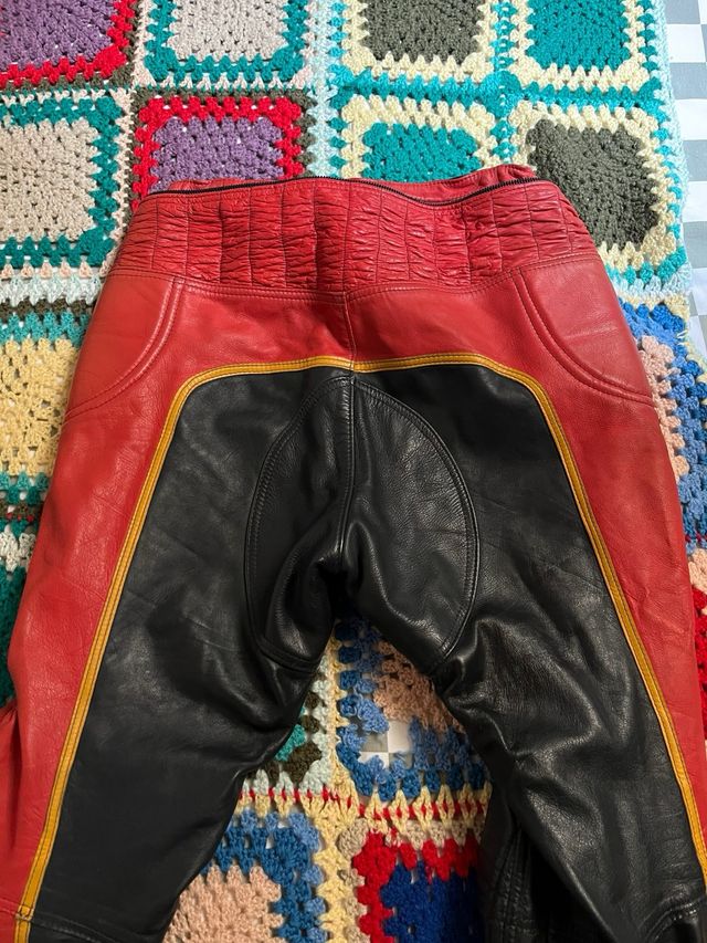 Pantalones Moteros Cuero Rojo y Negro