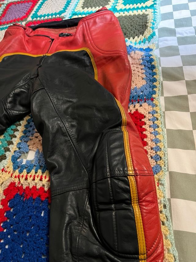 Pantalones Moteros Cuero Rojo y Negro