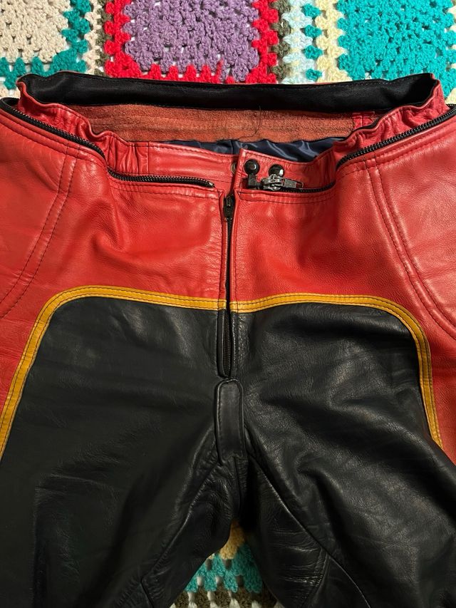 Pantalones Moteros Cuero Rojo y Negro