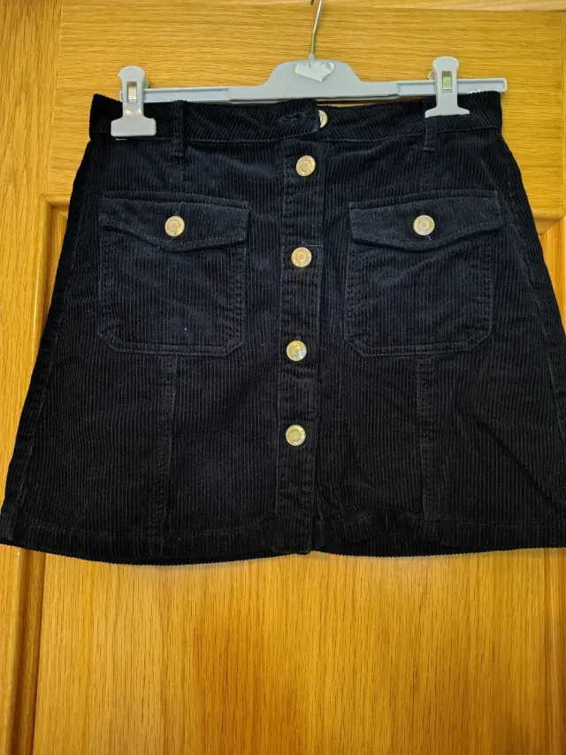 Falda pana Stradivarius negra