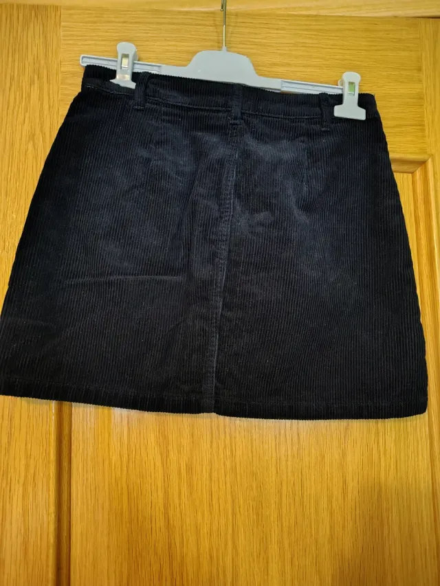 Falda pana Stradivarius negra