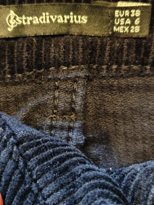 Falda pana Stradivarius negra