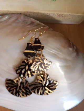 Pendientes negros y dorados abanico