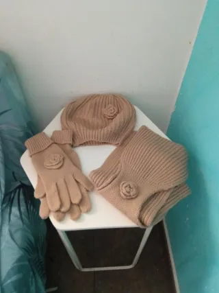 Conjunto Gorro, Bufanda y Guantes Beige