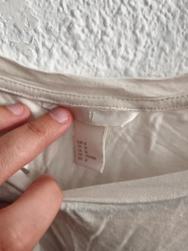 Camiseta beige con lazo lentejuelas rojas