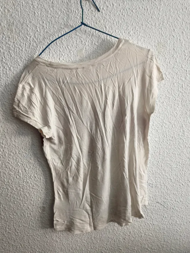 Camiseta beige con lazo lentejuelas rojas