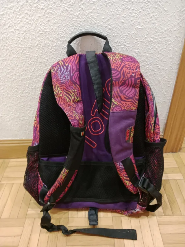 Mochila Totto rosa y morada con estanpado.