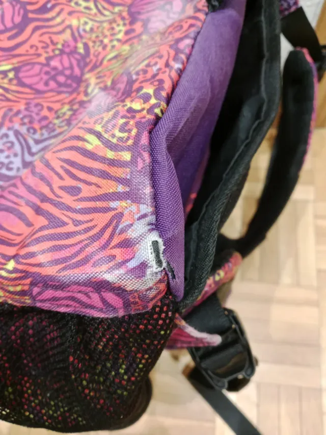 Mochila Totto rosa y morada con estanpado.