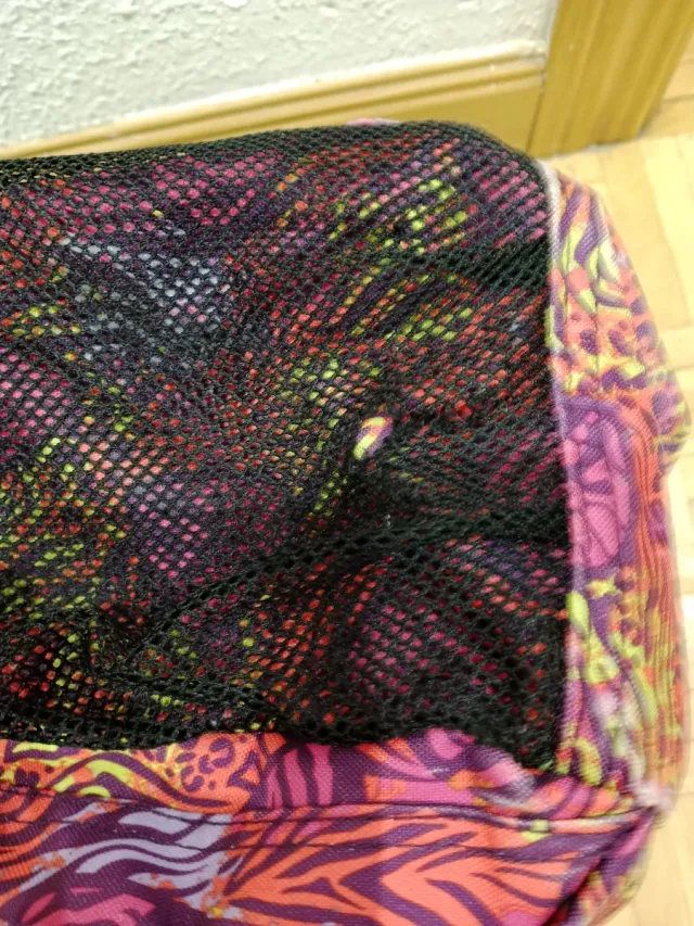 Mochila Totto rosa y morada con estanpado.