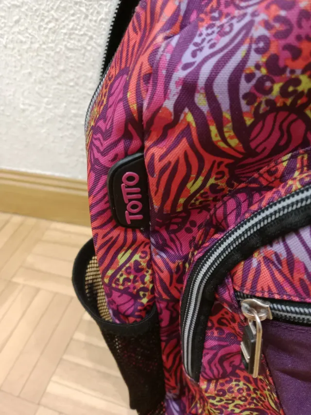 Mochila Totto rosa y morada con estanpado.