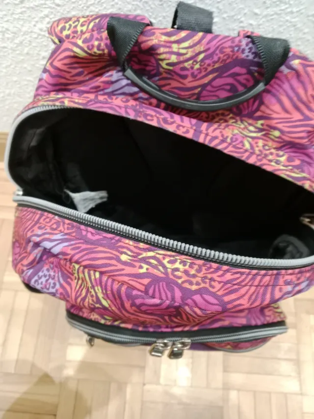 Mochila Totto rosa y morada con estanpado.