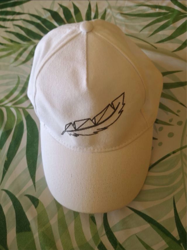 Gorra blanca con bordado de pluma