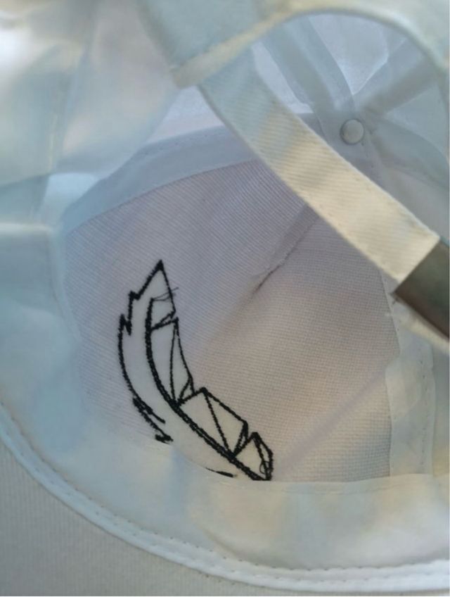 Gorra blanca con bordado de pluma