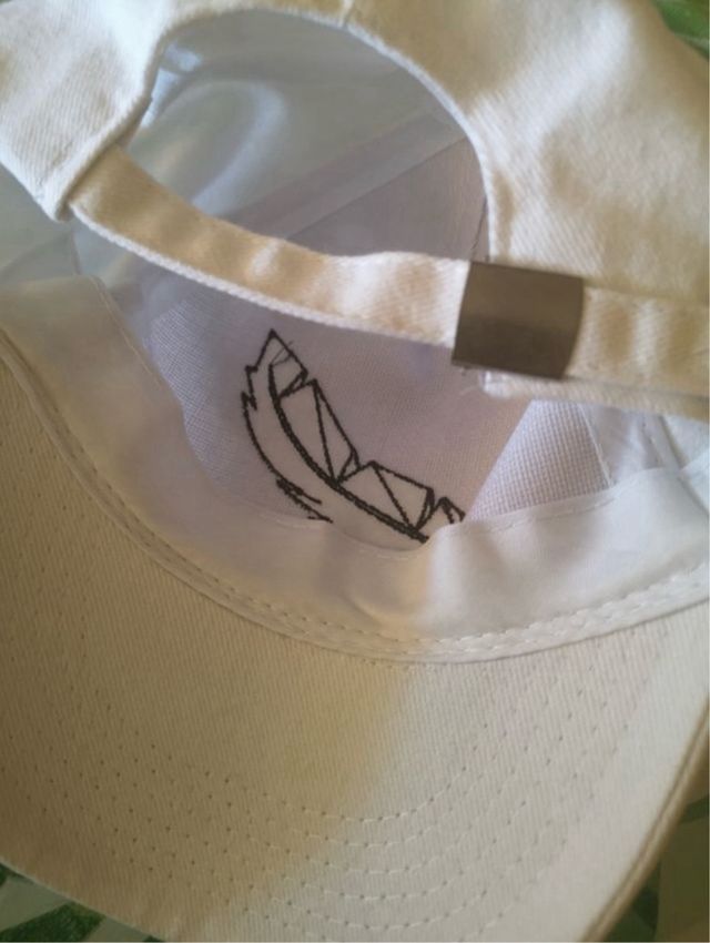 Gorra blanca con bordado de pluma