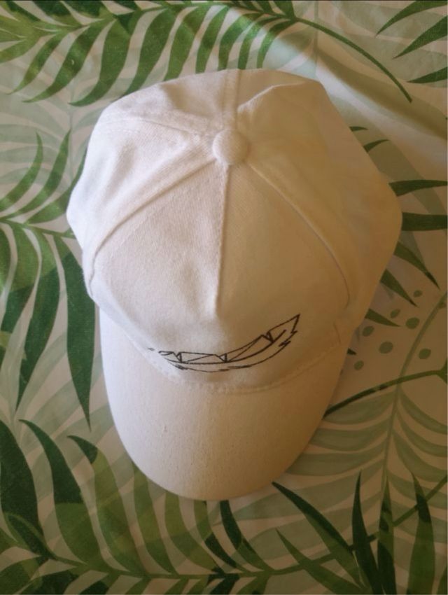 Gorra blanca con bordado de pluma