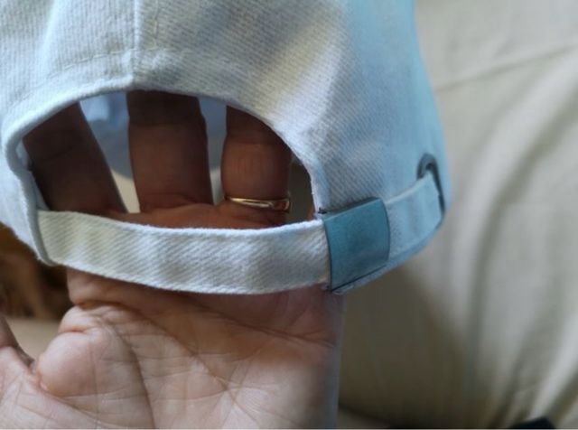 Gorra blanca con bordado de pluma