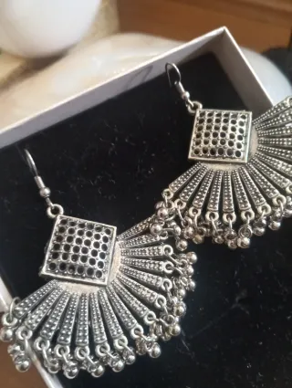 Pendientes plateados estilo abanico