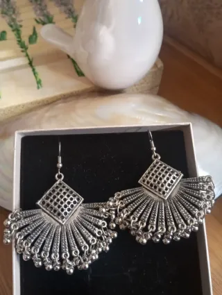 Pendientes plateados estilo abanico